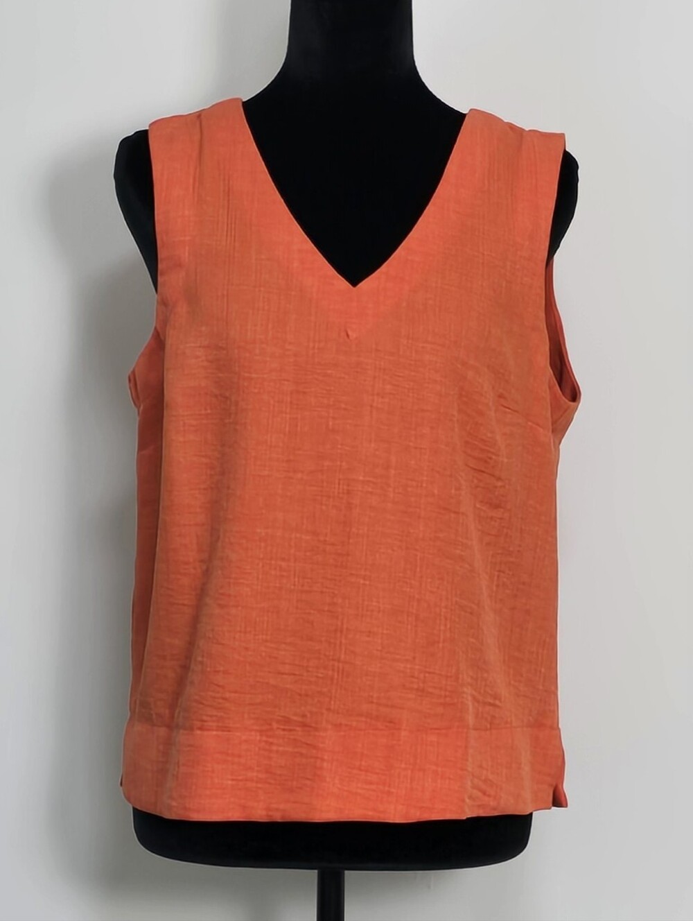 Nine Britton V-Neck Sleeveless Top in Coral - Like New!